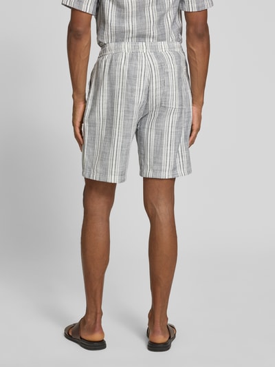 Männermodel trägt Relaxed Fit Shorts aus reiner katoen van s.Oliver RED LABEL, meerkleurig, gestreept motief, bouclé, elastische boord, steekzakken, tunnelkoordsluiting, ganzkörperansicht rückansicht.