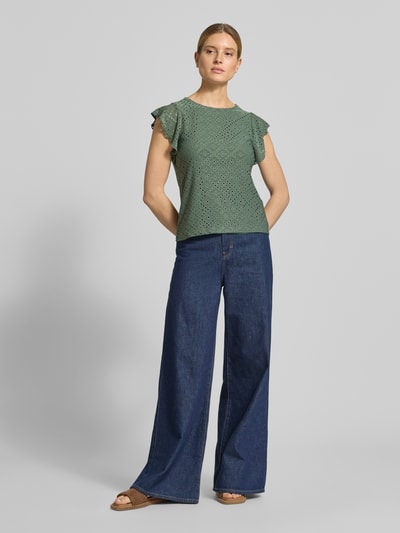 Kobiece model prezentuje damski t-shirt Regular Fit T-Shirt mit Rundhals-Ausschnitt Modell 'TASSA' von Vero Moda, efekt: jednolity kolor, krój regular fit, okrągły dekolt, krótki rękaw ze zdobionym zakończeniem, wykończenie materiału: rozciągliwy, Ganzkörperansicht von vorne.