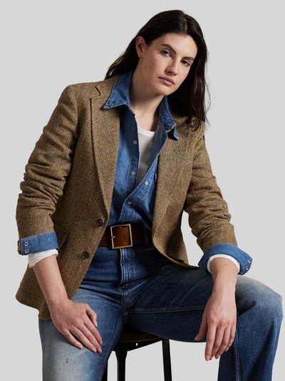 Frauenmodel trägt Taillierter Longblazer aus Leinen-Seide-Mix mit Woll-Anteil Modell 'HERTIAGE' von Polo Ralph Lauren, Optik: Unifarben, Fischgrätenmuster, Allover-Muster, Passform: Tailliert, Reverskragen, 2-Knopf-Verschluss, Kissing-Buttons, Rumpfabschluss mit Seitenschlitzen, Brusttasche, Pattentaschen, Materialverarbeitung: Webware, Farbe: Braun-Beige, Ganzkörperansicht von vorne.