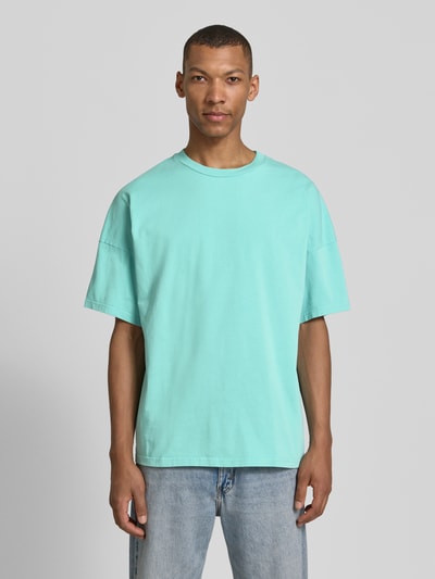 Männermodel trägt T-Shirt mit geripptem Rundhalsausschnitt Modell 'FIZVALLEY' von American Vintage aus Reine Baumwolle, Loose-Fit, mintgrün, Herren T-Shirt, Rückenlänge Größe M/L 72 cm, Ganzkörperansicht von vorne.