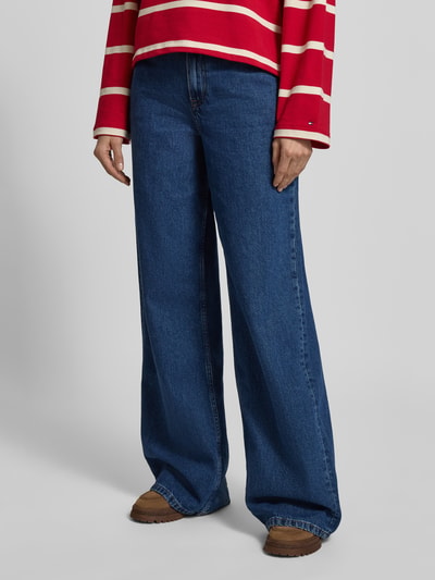 Frauenmodel trägt Wide Leg Jeans aus reiner Baumwolle von Tommy Hilfiger in klassischer Denim-Optik mit 5-Pocket-Design, Nahaufnahme Unterkörper.