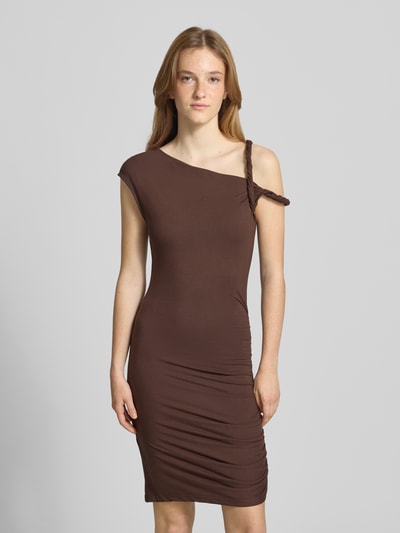 Modelka kobieca ma na sobie Knielanges Kleid aus Viskose-Elasthan-Mix Modell 'Arwyn' od LeGer by Lena Gercke, krój slim fit, długość do kolan, kolor brązowy, jednoramienna góra, Szerokość w rozmiarze 36: 35 cm, długość tyłu: 91 cm, widok całej sylwetki z przodu