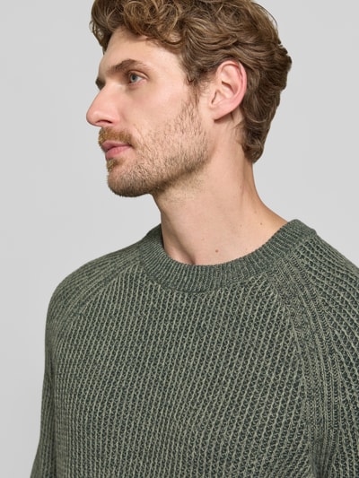 Männermodel trägt Regular Fit Pullover aus Woll-Mix Modell 'Kepler' von BOSS für Herren, grün meliert, strukturierte Oberfläche, Nahaufnahme Oberkörper, BOSS Orange.