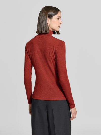 Modelka nosi Slim Fit Longsleeve aus Lyocell-Mix mit Woll-Anteil von windsor., ceglasty kolor, krój slim fit, Golf, bluzka z długim rękawem, mieszanka lyocellu i dodatek wełny, długość tyłu w rozmiarze 36: 59 cm, widok całej sylwetki z tyłu.