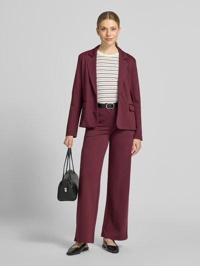 Vrouwenmodel draagt Regular fit blazer met viscose, Model 'Nanni' van FREE/QUENT, klepzakken, met lange mouwen, knoopsluiting, reverskraag, ruglengte bij maat S 59 cm, borstwijdte 50 cm, mouwlengte 64 cm, bordeauxrood, effen design, materiaalmix, voorkant volledig zichtbaar, geheel opgenomen.
