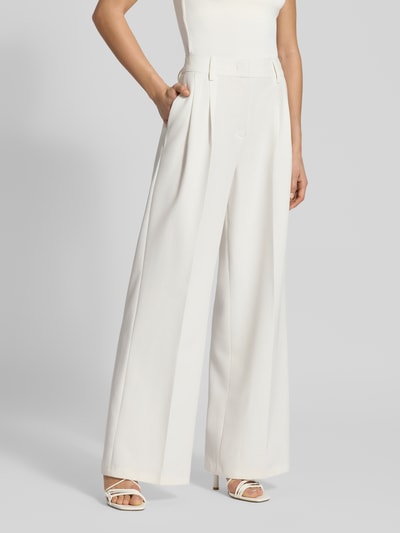 Vrouwenmodel draagt Wide Fit Stoffhose mit Bügelfalten van Christian Berg Woman Selection in wit, elastische stofmix, detailopname voorkant