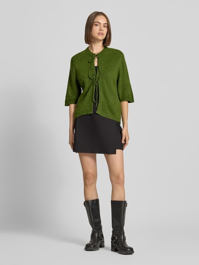Vrouwenmodel draagt groene gebreid jack met vetersluiting Regular Fit model 'SIMONI' van ONLY, Dames, Ganzichaamsaanzicht van voren