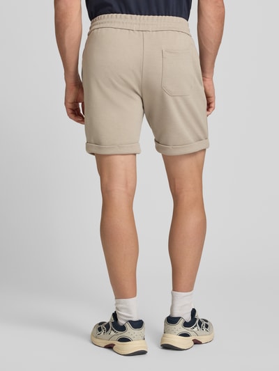 Männermodel trägt Regular Fit Shorts mit Viskose-Anteil Modell 'NEWKODYL' von Only & Sons, melierte Optik, Nadelstreifen, Ganzkörperansicht Rückansicht.
