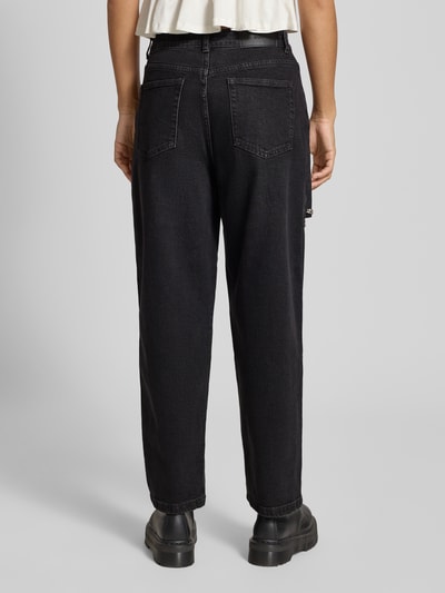 Vrouwenmodel draagt Jeans met Cut Out en Ziersteinbesatz van Karo Kauer in zwart, relaxed fit, katoen-elastaan mix, volledige achteraanzicht.