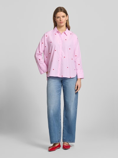 Kobiece modelka nosi bluzkę koszulową Relaxed Fit Hemdbluse mit Baumwoll-Anteil Modell 'NEW LINA GRACE' od Only, efekt: wzór na całej powierzchni, krój relaxed fit, kołnierzyk koszulowy, wzór w paski z wyhaftowanymi sercami, listwa guzikowa, długi rękaw z brzegiem, lekko zaokrąglone wykończenie dołu. Ganzkörperansicht von vorne.