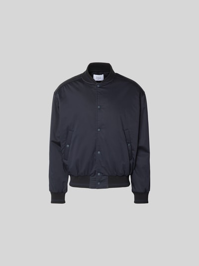 Produktfoto, Blouson mit Stehkragen von MAISON KITSUNÉ in dunklem Blau mit elastischen Abschlüssen, Druckknopfleiste, lockere Passform