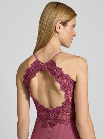 Modelka nosi wieczorową suknię z koronką i cut out od V.M., fioletowy chiffon, A-linia, detal z tyłu, zbliżenie na plecy