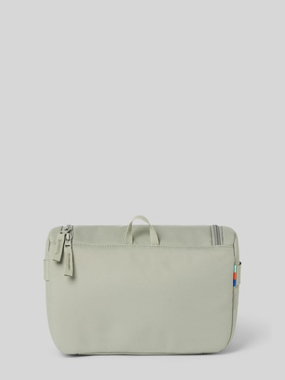 Produktfoto, Kulturbeutel mit Logo-Detail von Gotbag in Hellgrau mit Strukturmuster, Hauptfach mit Reißverschluss, Steckfächer innen, Breite 26 cm, Länge 16 cm, Tiefe 10 cm