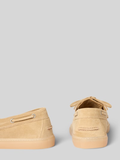 Produktfoto, Schnürschuhe aus echtem Leder von Copenhagen, beżowy kolor, zaokrąglony kształt, sznurowanie, teksturowana podeszwa, wysokość obcasa 2 cm w rozmiarze 40, wysokość cholewki 6 cm w rozmiarze 40, szerokość w rozmiarze 40: 12 cm