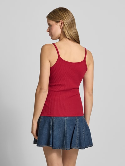 Frauenmodel trägt Slim Fit Trägertop aus Baumwoll-Mix von Marc O'Polo Denim in Optik: Unifarben, Materialverarbeitung: Ripp, Ganzkörperansicht Rückansicht.