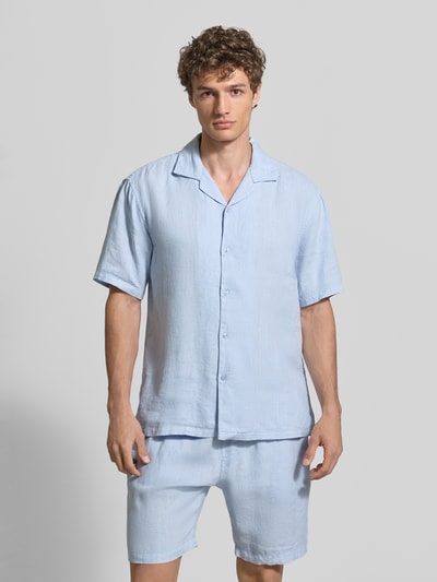 Männermodel trägt Regular Fit Leinenhemd mit Reverskragen von MCNEAL in Hellblau, reine Leinenstruktur, Knopfleiste, Kurzärmelig, Ganzkörperansicht von vorne. Rückenlänge 71 cm, Schulterbreite 50 cm, Ärmellänge 30 cm, Größe M.