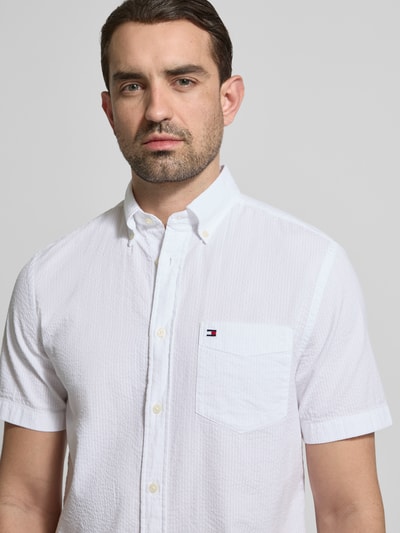 Männermodel trägt Regular Fit Freizeithemd aus reiner Baumwolle von Tommy Hilfiger in Optik: Unifarben, strukturiert, Nahaufnahme Oberkörper.