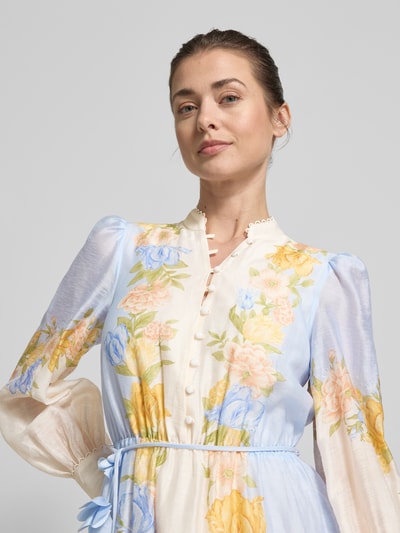 Frauenmodel trägt Midikleid aus Lyocell-Mix mit Bindegürtel von Forever New in Creme mit floralem Muster, Stehkragen, Nahaufnahme Oberkörper.