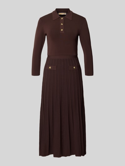 Produktfoto, Strickkleid mit Polokragen und 3/4-Arm von MICHAEL Michael Kors in Braun, A-Linie, Midilänge, strukturierte Oberfläche, goldene Knöpfe, Viskose-Mix mit Stretch-Anteil, Kontext: Damen Strickkleid, Rückenlänge 122 cm, Brustweite 39 cm, Ärmellänge 47 cm