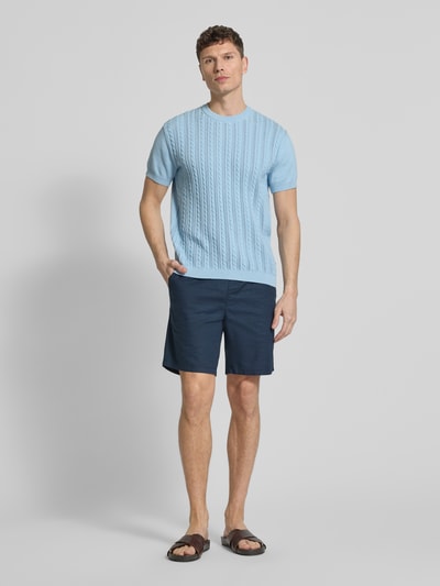 Männermodel trägt T-Shirt mit Zopfmuster von Lindbergh in Hellblau, reine Baumwolle, gerader Schnitt, Strick-Optik, Ganzkörperansicht von vorne