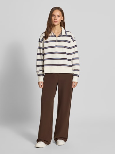 Vrouwenmodel draagt PIECES Weite Hose met viscose, model 'KAMIL', bruin, rechte wijde pijpen, Dames, frontaal totaalbeeld