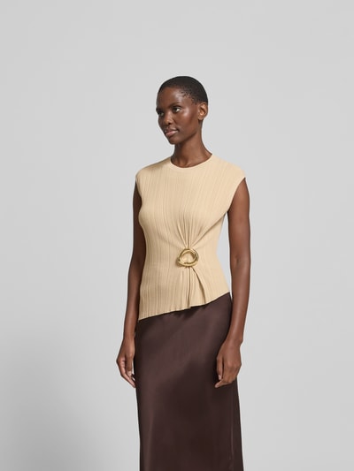 Frauenmodel trägt Blusenshirt aus Viskose-Mix von Joseph in Creme mit Ripp-Optik, Zier-Applikation metallic, körpernahe Passform, Nahaufnahme Oberkörper. Rückenlänge bei Größe S: 54 cm.