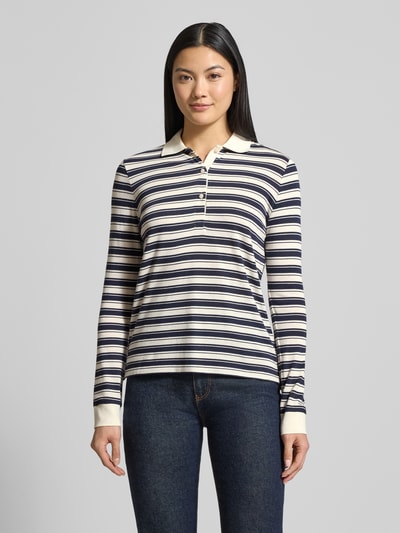 Frauenmodel trägt Regular Fit Poloshirt mit Streifenmuster von Gant, Baumwoll-Modal-Mix, cremeblau, Ganzkörperansicht von vorne.