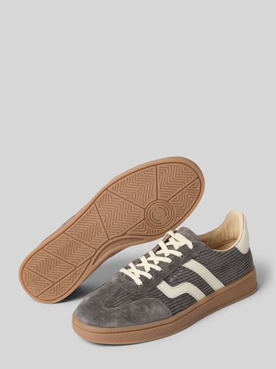 Produktfoto, Sneaker aus echtem Rindsleder Modell 'Cuzima' von GANT für Damen, graues Obermaterial, weiße Details, braune Sohle, texturierte Oberfläche