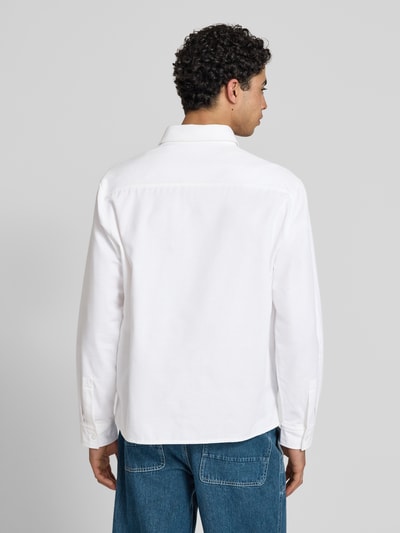 Męski model nosi Oversized Freizeithemd aus reiner Baumwolle Modell 'EKYNONE' od HUGO, jednokolorowy, splot twill, długi rękaw, białe, Ganzkörperansicht Rückansicht.
