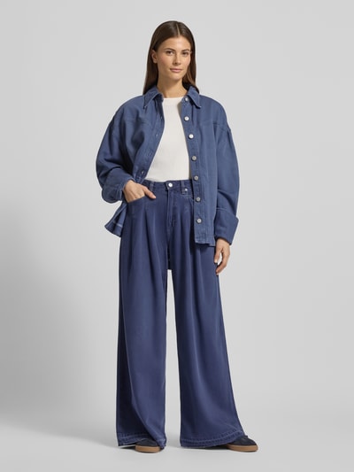 Frauenmodel trägt Wide Leg Loose Fit Jeans aus Baumwoll-Mix Modell 'C_SLOUCHY' von BOSS Orange in Unifarben-Denim mit Bundfalten, Ganzkörperansicht von vorne.