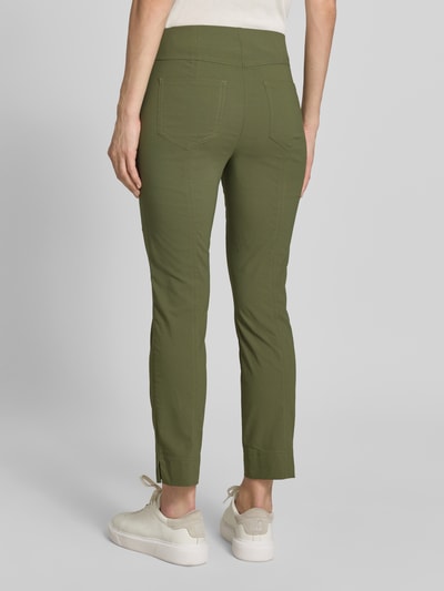 Frauenmodel trägt Caprihose aus Viskose-Mix Modell 'Igor3' von STEHMANN in Olivgrün mit Stretch-Anteil, Slim-Fit, Elastischer Bund, Ganzkörperansicht Rückansicht. Kontext: Damen Caprihose, Bundweite bei Größe 36: 38 cm, Innenbeinlänge bei Größe 36: 69 cm.