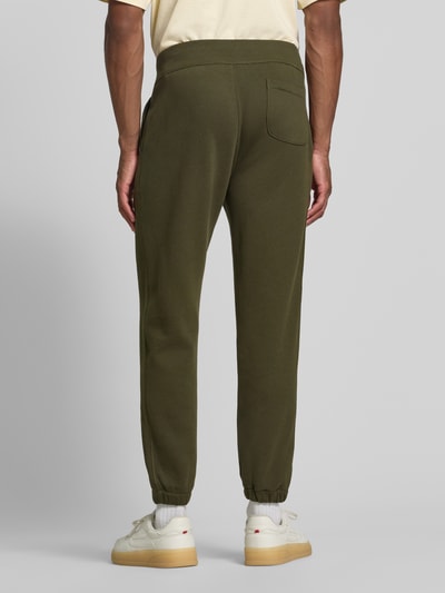 Mannelijk model draagt Relaxed Fit Sweathose uit katoenmix van Polo Ralph Lauren in olijfgroen, Heren, ganse lichaamsweergave achteraan