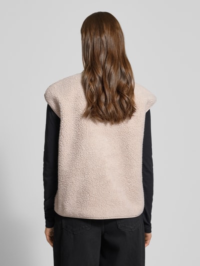 Frauenmodel trägt Regular Fit Weste in Teddyfell-Optik Modell 'SADIA' von Pieces, beige, unifarben, strukturierte Oberfläche, Ganzkörperansicht Rückansicht.