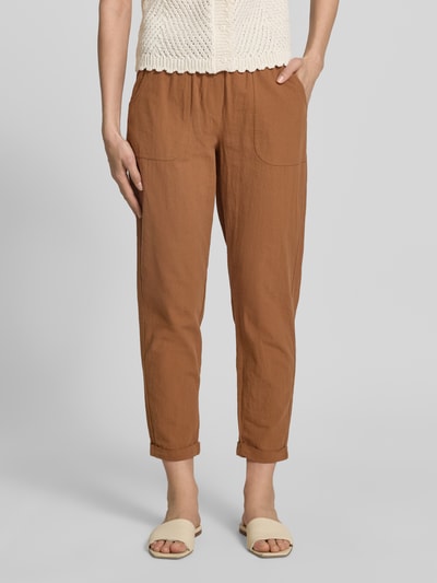 Frauenmodel trägt Hose mit elastischem Bund und Tunnelzug Modell 'Cissie' von Soyaconcept aus Reine Baumwolle, Relaxed-Fit, Nahaufnahme Oberkörper.