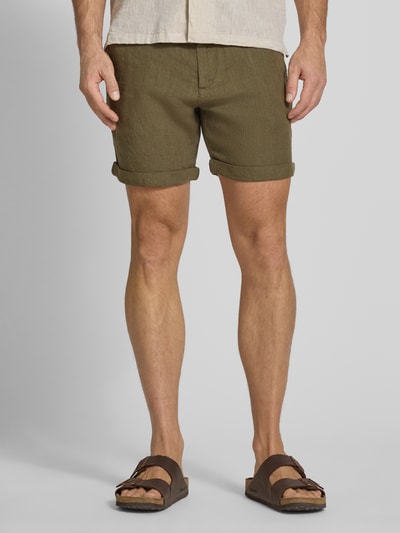 Männermodel trägt Leinenshorts mit Bindegürtel und Gesäßtaschen von MCNEAL in Khaki, Straight Fit, Reines Leinen, Ganzkörperansicht von vorne.