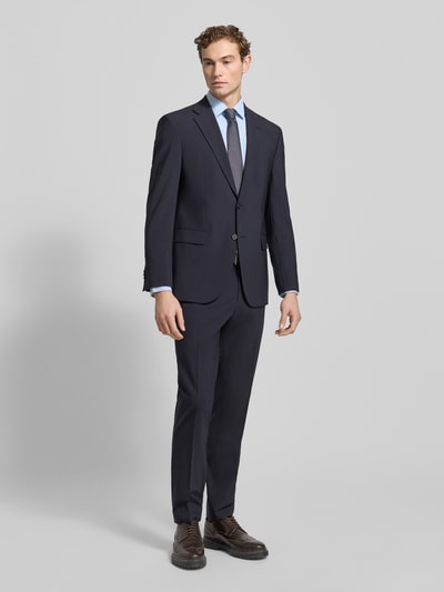 Männermodel trägt Regular Fit Business-Hemd mit Knopfleiste von Jake*s, Material-Mix mit Stretch-Anteil, Ganzkörperansicht von vorne.