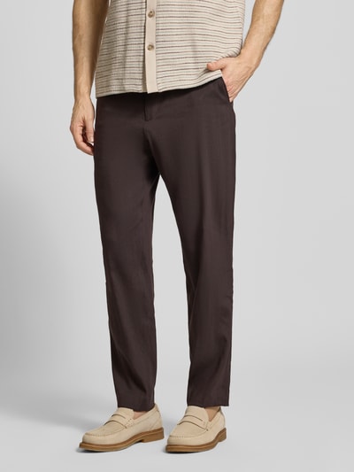 Männermodel trägt dunkelbraune Tapered Leinenhose mit Tunnelzug innen Modell 'P-PERIN-RDS-WG-262' von BOSS, Nahaufnahme Unterkörper.