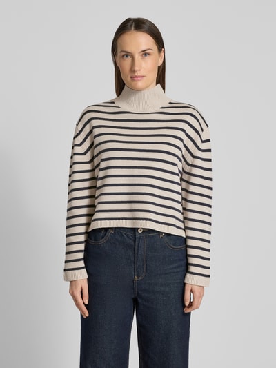 Frauenmodel trägt Regular Fit Turtleneck Pullover aus Baumwoll-Mix von Tom Tailor Denim, gestreift, langarm, gerippte Abschlüsse, Strickstruktur, Ganzkörperansicht von vorne.
