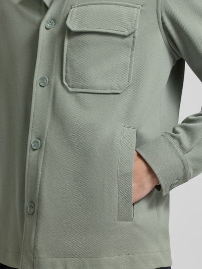 Mężczyznamodel nosi Hemdjacke mit Reverskragen od Antony Morato, z mieszanki materiałów z bawełną, kieszenie, zbliżenie na górną część ciała