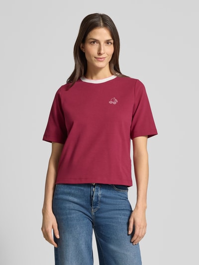 Vrouwenmodel draagt Regular Fit T-shirt met strass-steentjes van Marc Cain, mix van katoen en modal, ronde hals, bordeauxrood, voorkant bovenlichaam