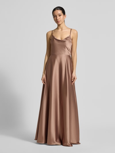 Modelka kobieca nosi Abendkleid mit Spaghettiträger und tiefem Rückenausschnitt od Laona, satyna, krój slim fit, sukienka maxi, dekolt woda, zamek z tyłu, długość tyłu w rozmiarze 36: 159 cm, szerokość w rozmiarze 36: 31 cm, ujęcie całej sylwetki z przodu