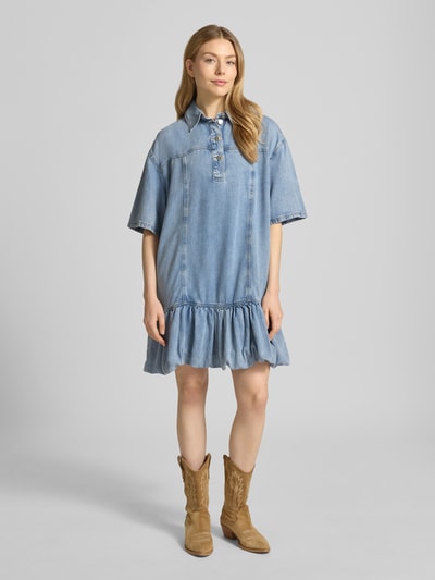 Frauenmodel trägt Regular Fit Minikleid aus Lyocell-Mix Modell 'Sea' von Gestuz in Denim-Optik mit Knopfleiste und Falten-Optik, Ganzkörperansicht von vorne.