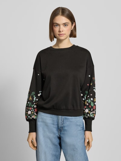 Frauenmodel trägt Regular Fit Sweatshirt aus Baumwoll-Mix Modell 'BROOKE' von Only, Optik: Unifarben, florales Muster, Ganzkörperansicht von vorne.