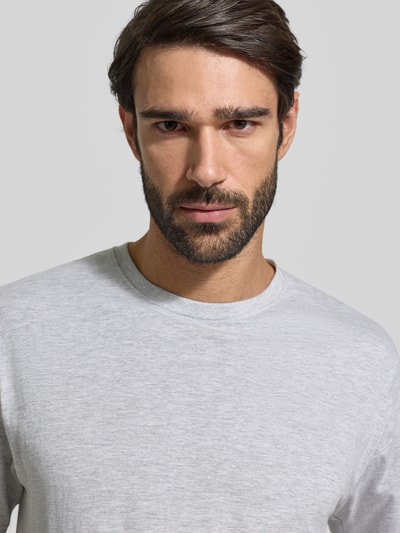Männermodel trägt T-Shirt mit Rundhalsausschnitt im 2er-Pack von Götzburg Wäsche, reine Baumwolle, Regular-Fit, Nahaufnahme Oberkörper.