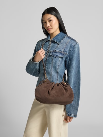 Frauenmodel trägt Shoulder Bag aus Leder-Optik Modell 'Rena' von Seidenfelt in Braun, schmaler Riemen, Ganzkörperansicht von vorne, Hauptfach mit Reißverschluss, Maße 30x20x10 cm, Riemenlänge 115 cm.