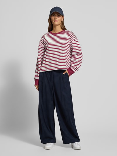 Vrouwenmodel draagt Barrel Fit broek Model 'Bambus' van LOLLYS LAUNDRY in donkerblauwe kleur, materiaalmix met viscose, all-over look en knoopsluiting, bandwijdte maat S 35 cm, binnenbeenlengte maat S 69 cm, geheel lichaamsaanzicht van voren