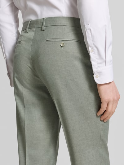 Männermodel trägt Anzughose mit Bügelfalten und Gesäßtaschen von Christian Berg Men in grijs materiaalmix met viscose regular fit, detailaufnahme Gesäßtaschen