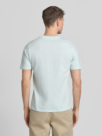 Männermodel trägt Regular Fit T-Shirt mit Rundhalsausschnitt von MCNEAL in Hellblau, reine Baumwolle, glatte Struktur, Ganzkörperansicht Rückansicht.