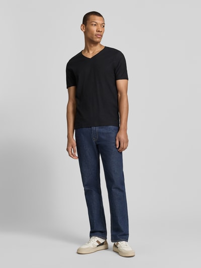 Männermodel trägt T-Shirt mit geripptem Rundhalsausschnitt von MCNEAL, Regular-Fit, Rückenlänge bei Größe M 65 cm, Ganzkörperansicht von vorne.