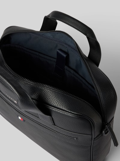 Produktfoto, Laptoptasche in Leder-Optik von Tommy Hilfiger in Schwarz mit Brand-Schriftzug, Außentasche, Reißverschluss und Innenfächern.